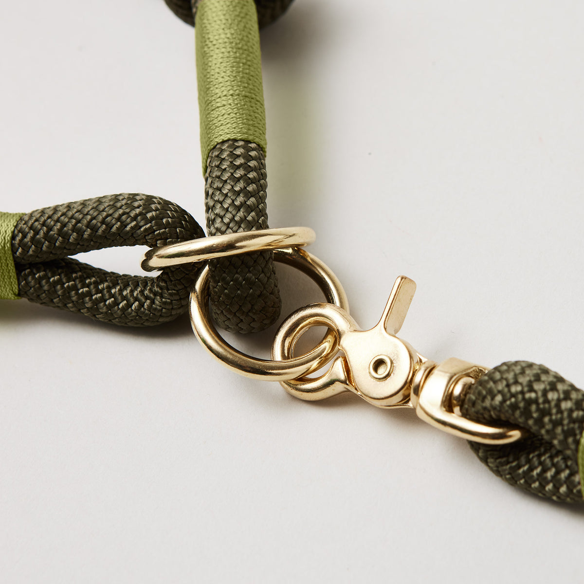 Detail Tau-Halsband Zugstopp mit Tauleine Olive Grove Moos aus Kletterseil, Messing