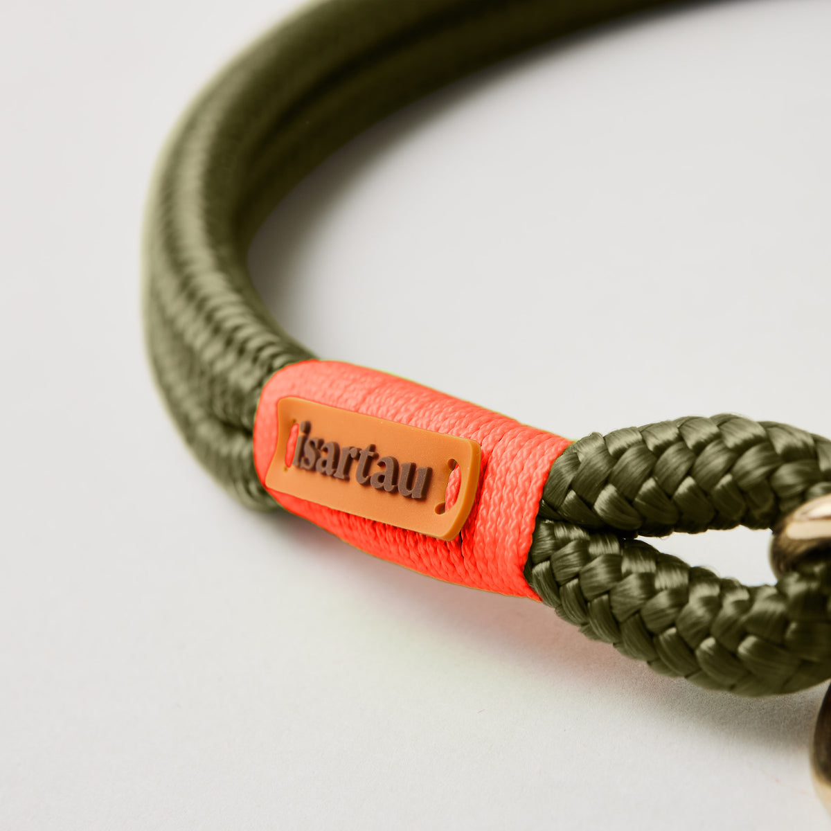 Detail isartau Logo auf neonorangener Takelung