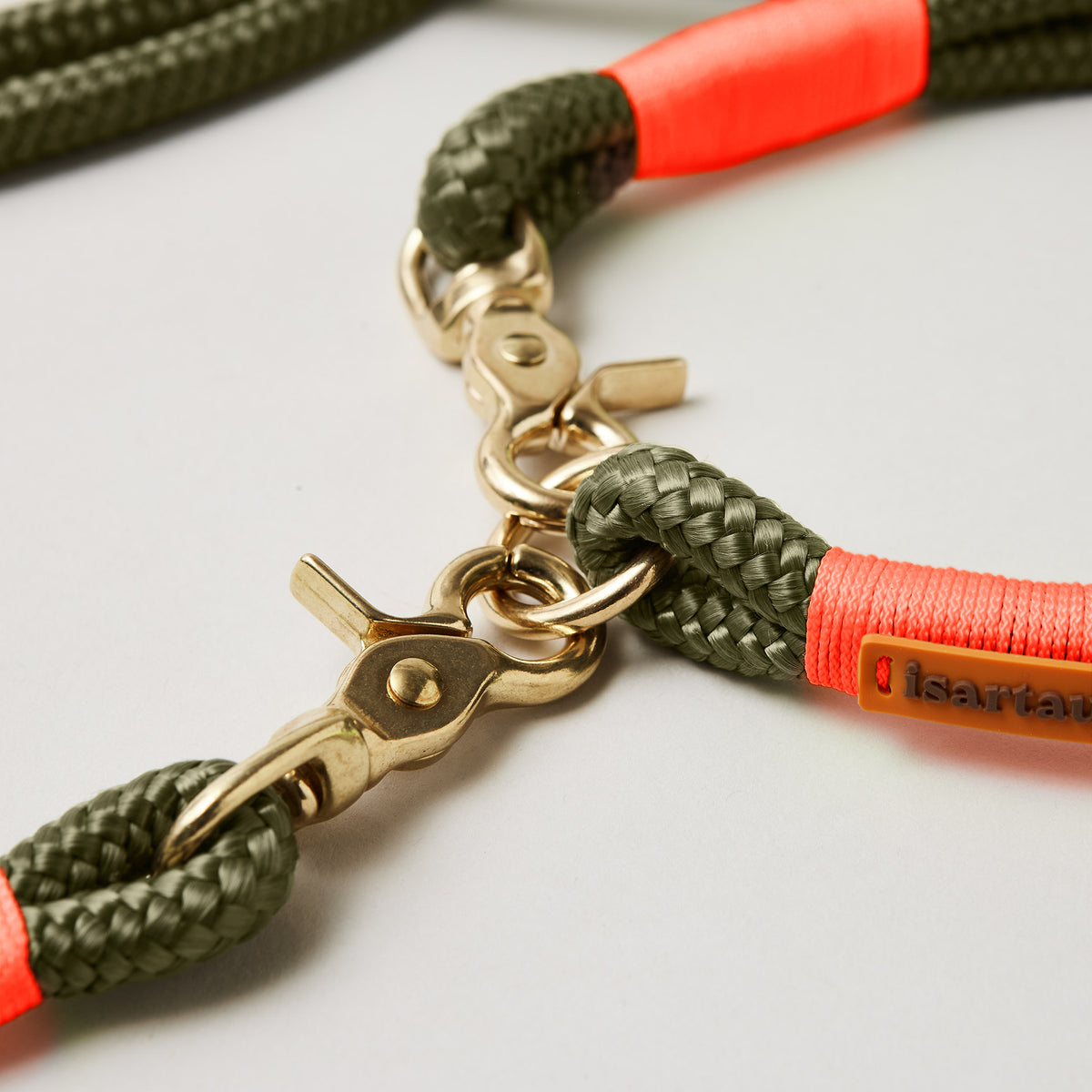 Detail Ring und Scherenkarabiner am Modell Feste Halsung Olive Grove Neonorange, olivfarbenes Softtau mit neonoranger Takelung