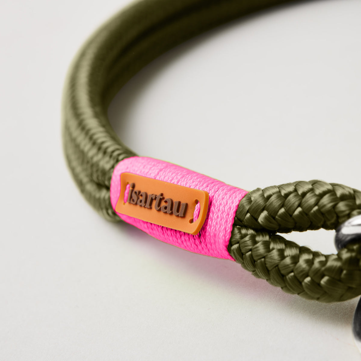 Nahaufnahme Softtau Olive Grove mit Takelung Neonpink