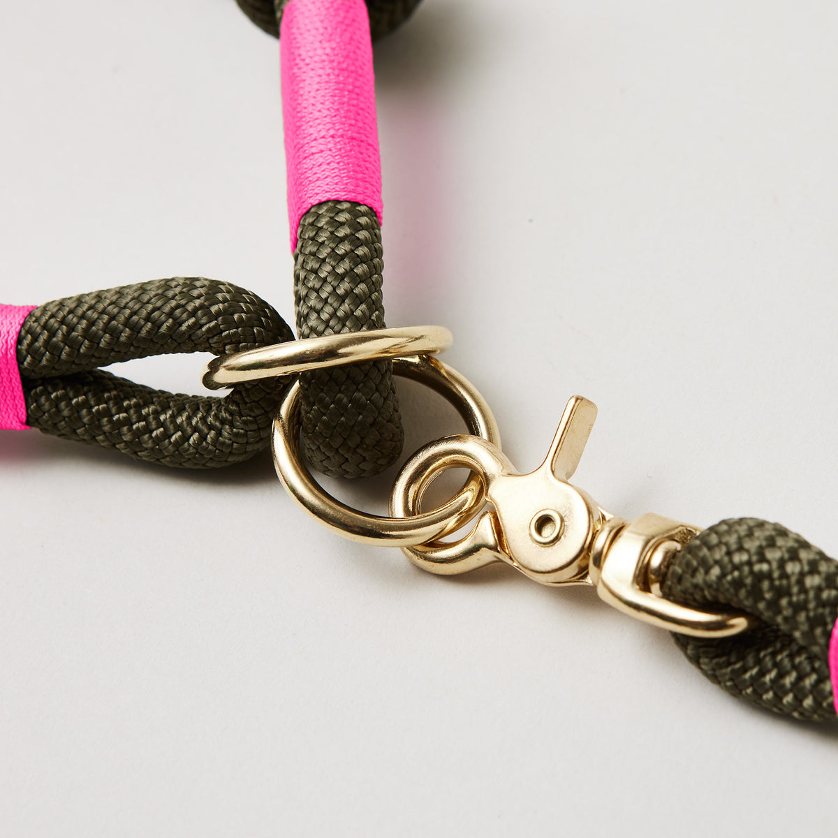 Detail Halsband Zugstopp mit Tauleine Olive Grove Neonpink aus Kletterseil, Messing