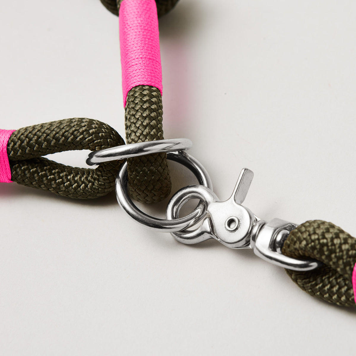 Detail Halsband Zugstopp mit Tauleine Olive Grove Neonpink aus Kletterseil, silberfarben