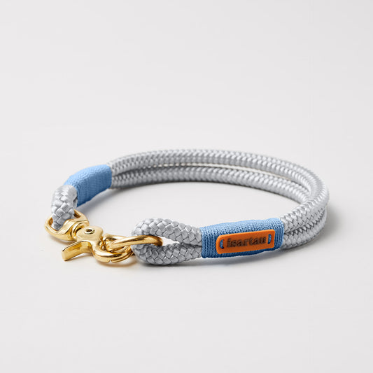 Hundehalsband Pebble Stone Hellblau 10 mm mit Messing-Beschlägen, hellgraues Tau mit hellblauer Takelung