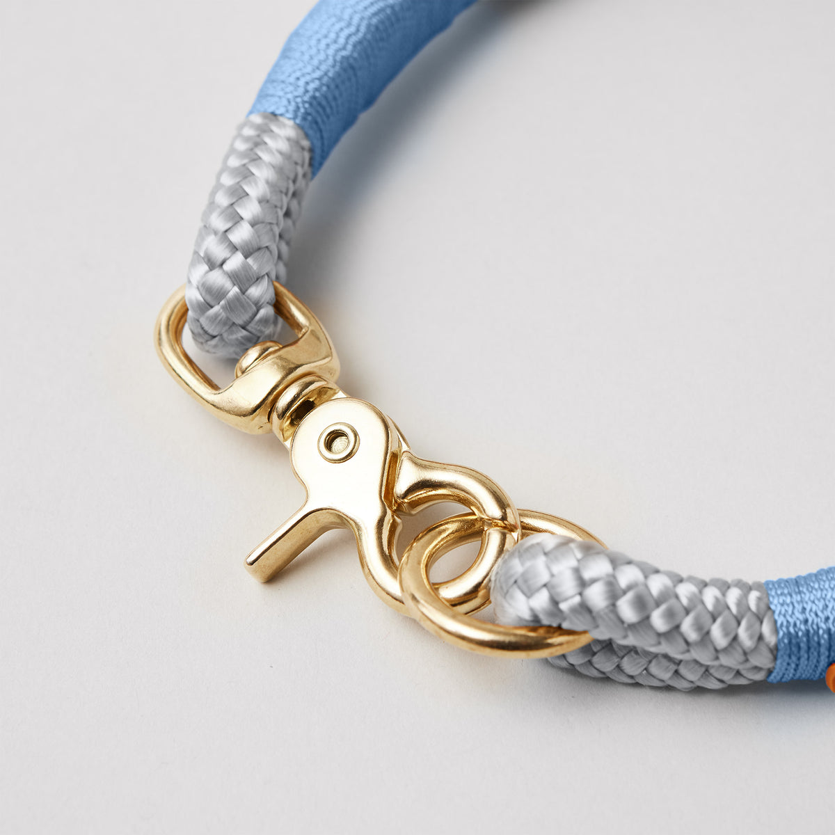 Verschluss Ring und Scherenkarabiner am Modell Feste Halsung Pebble Stone Hellblau mit Messing-Beschlägen, hellgraues Tau mit hellblauer Takelung
