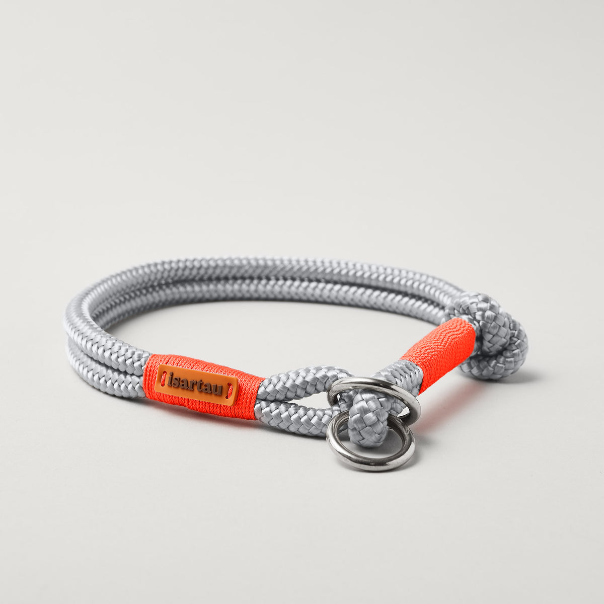 Tauhalsband Zugstopp Pebble Stone Neonorange 8 und 10 mm mit silberfarbenen Beschlägen, hellgraues Tau mit neonoranger Takelung