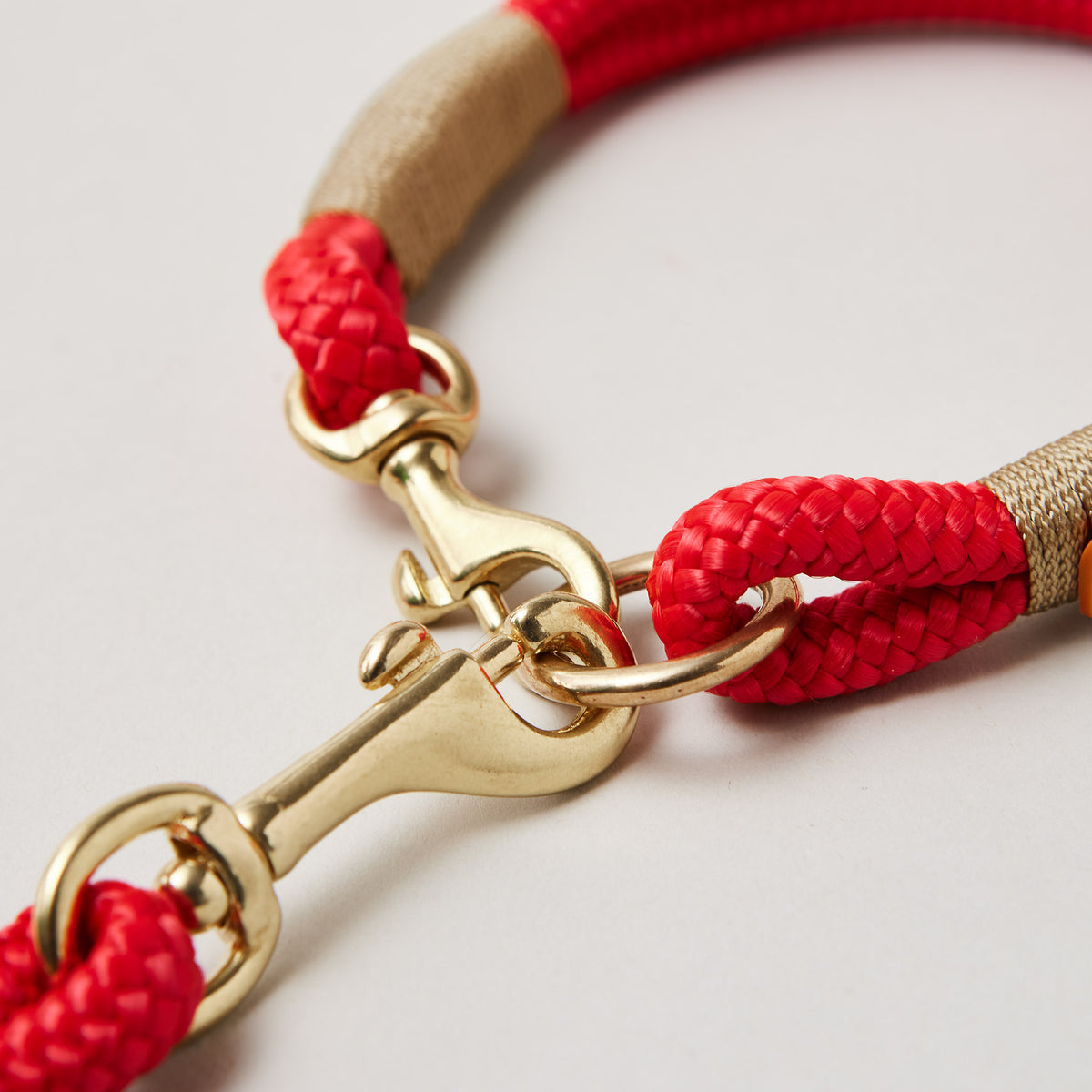 Verschluss Ring und Mini-Bolzenkarabiner am Modell Feste Halsung Red Fairy GOLD mit Messing-Beschlägen, rotes Tau und goldene Takelung, 8 mm 
