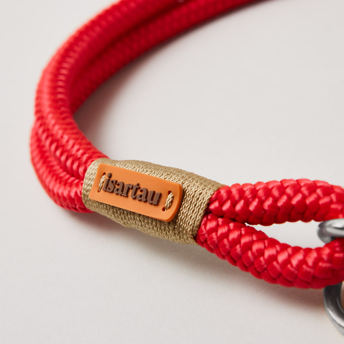 Detail Zugstopp Halsband mit Tauleine Red Fairy GOLD, rotes Tau mit goldfarbener Takelung, Fokus auf silberfarbene Ringe und Karabiner