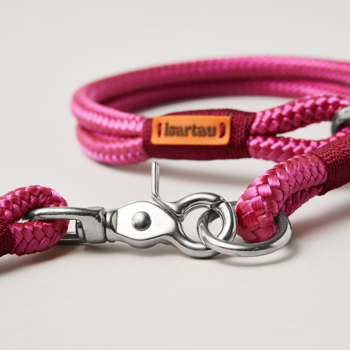 Detail Tauset Viva Magenta Burgunder mit silberfarbenen Beschlägen