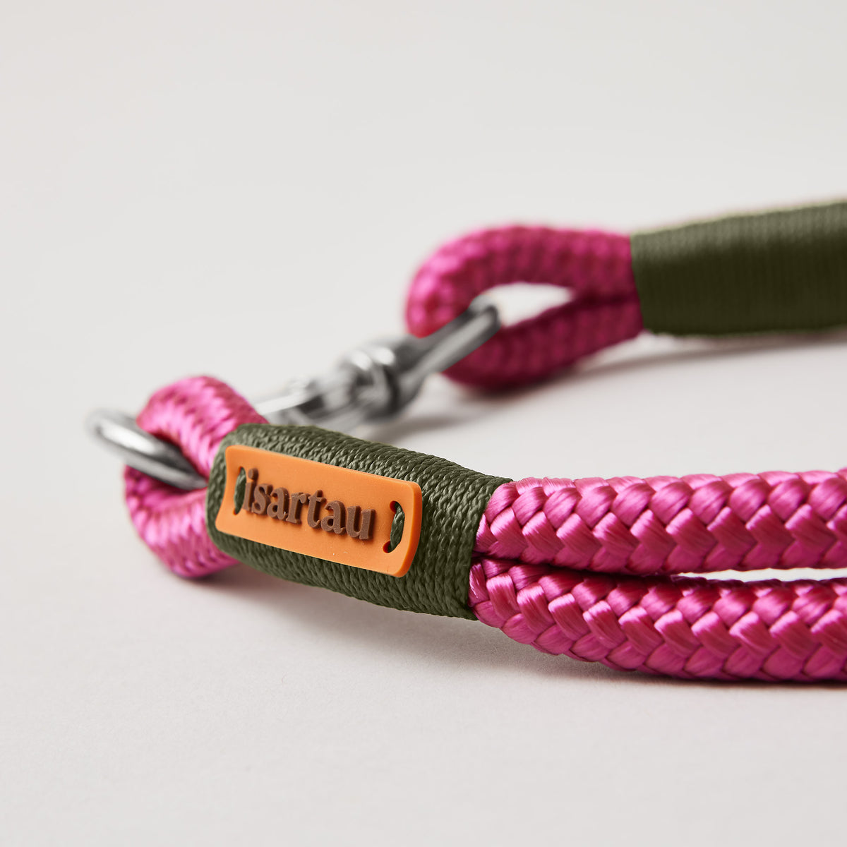 Detail silberfarbener Ring und Karabiner am Modell Feste Halsung Viva Magenta OLIV
