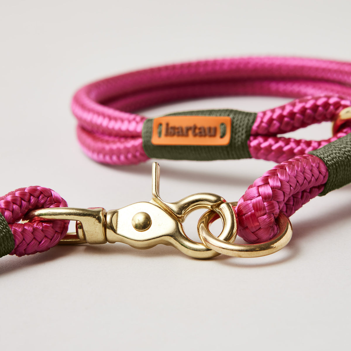 Verschluss mit Ring und Scherenkarabiner am Modell Viva Magenta OLIV mit Messing-Beschlägen