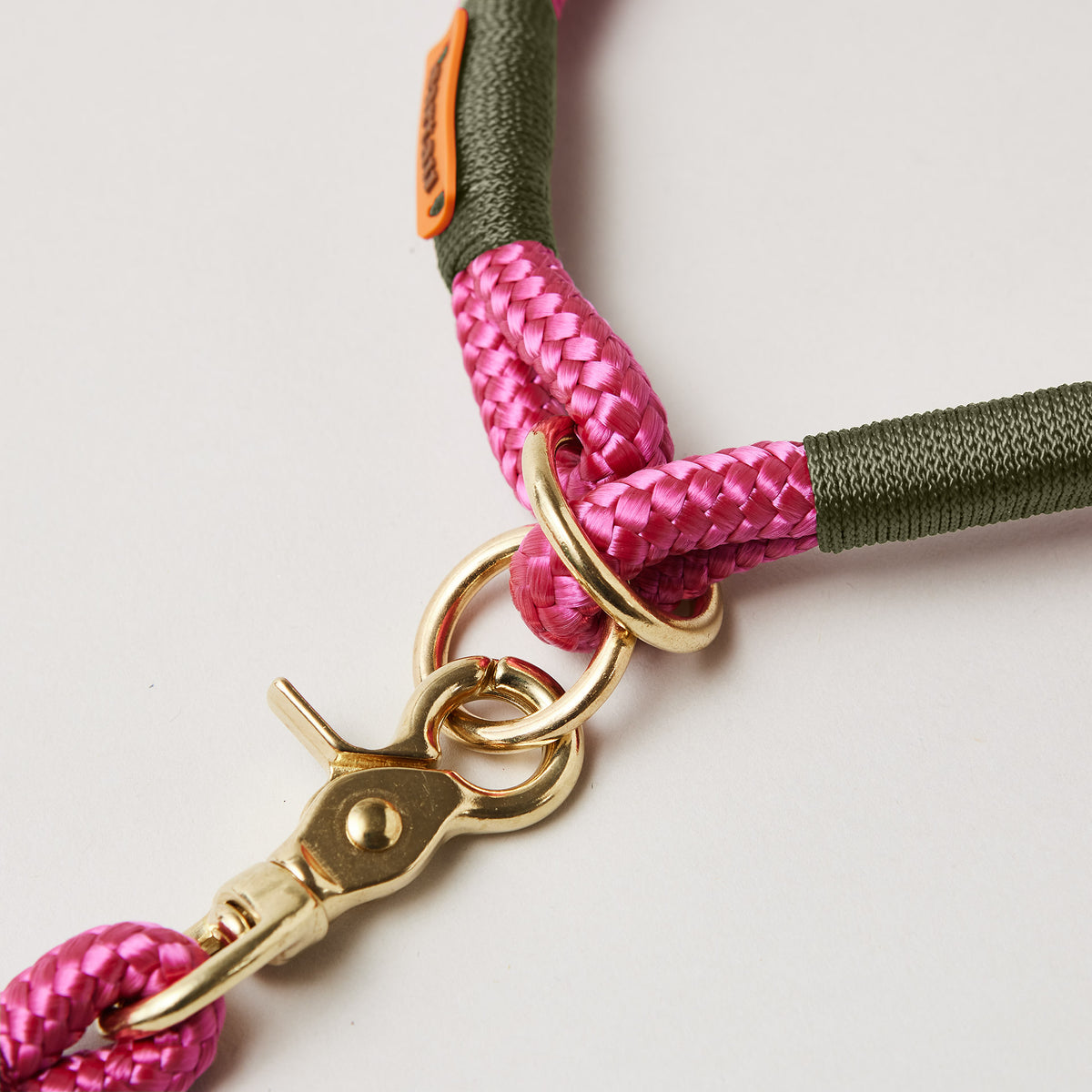 Detail Tauset Viva Magenta OLIV mit Messing-Beschlägen, Magenta und Oliv in Kombination