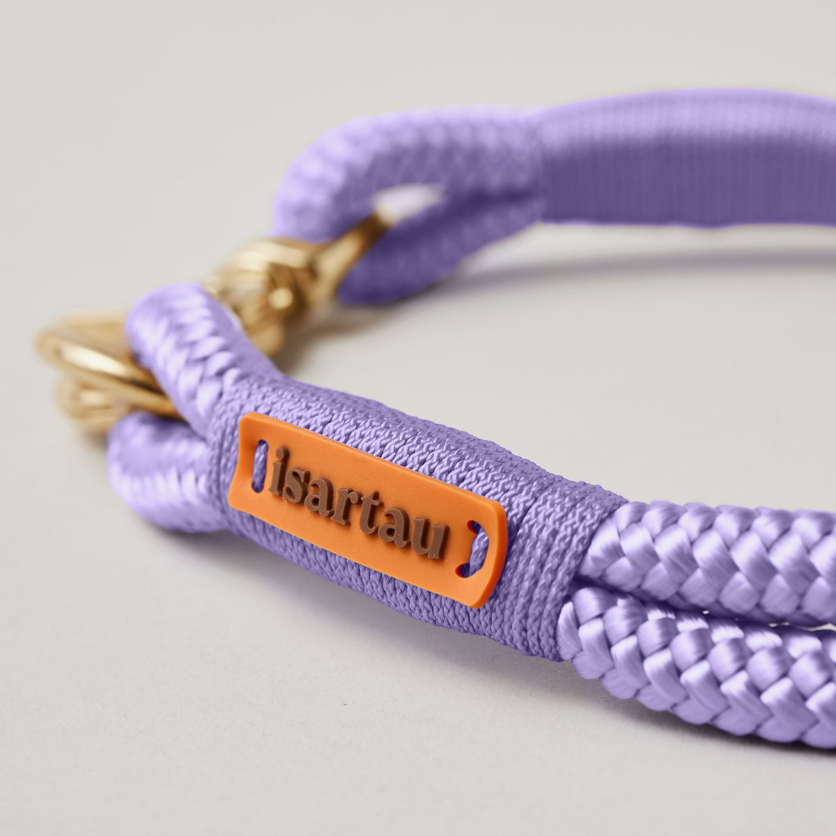isartau Logo auf lavendelfarbenem Takel und Tau, Softtau Very Peri Lavendel mit Messing-Beschlägen