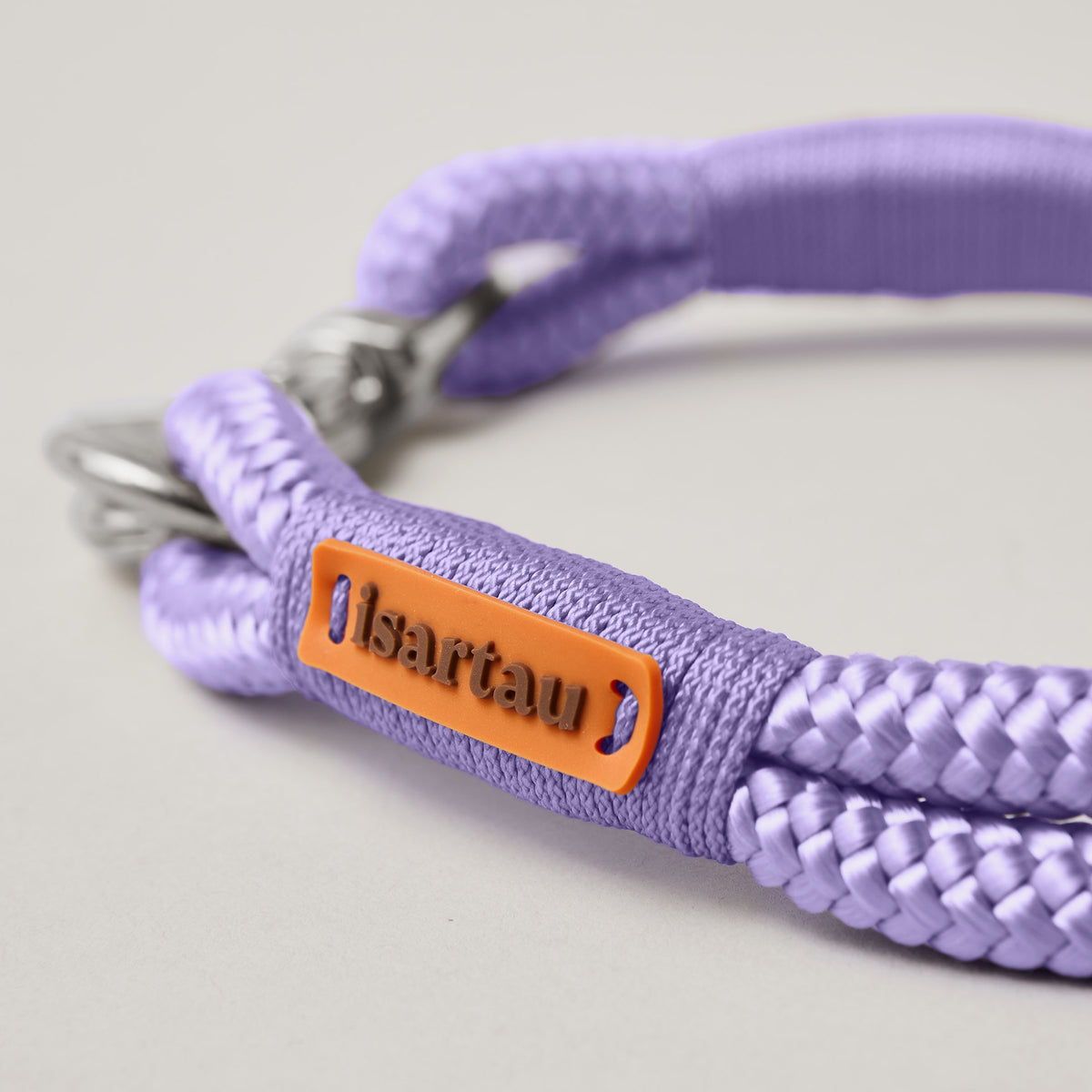 Detail silberfarbener Ring und Karabiner am Modell Feste Halsung Very Peri Lavendel, lavendelfarbenes Tau und Takel
