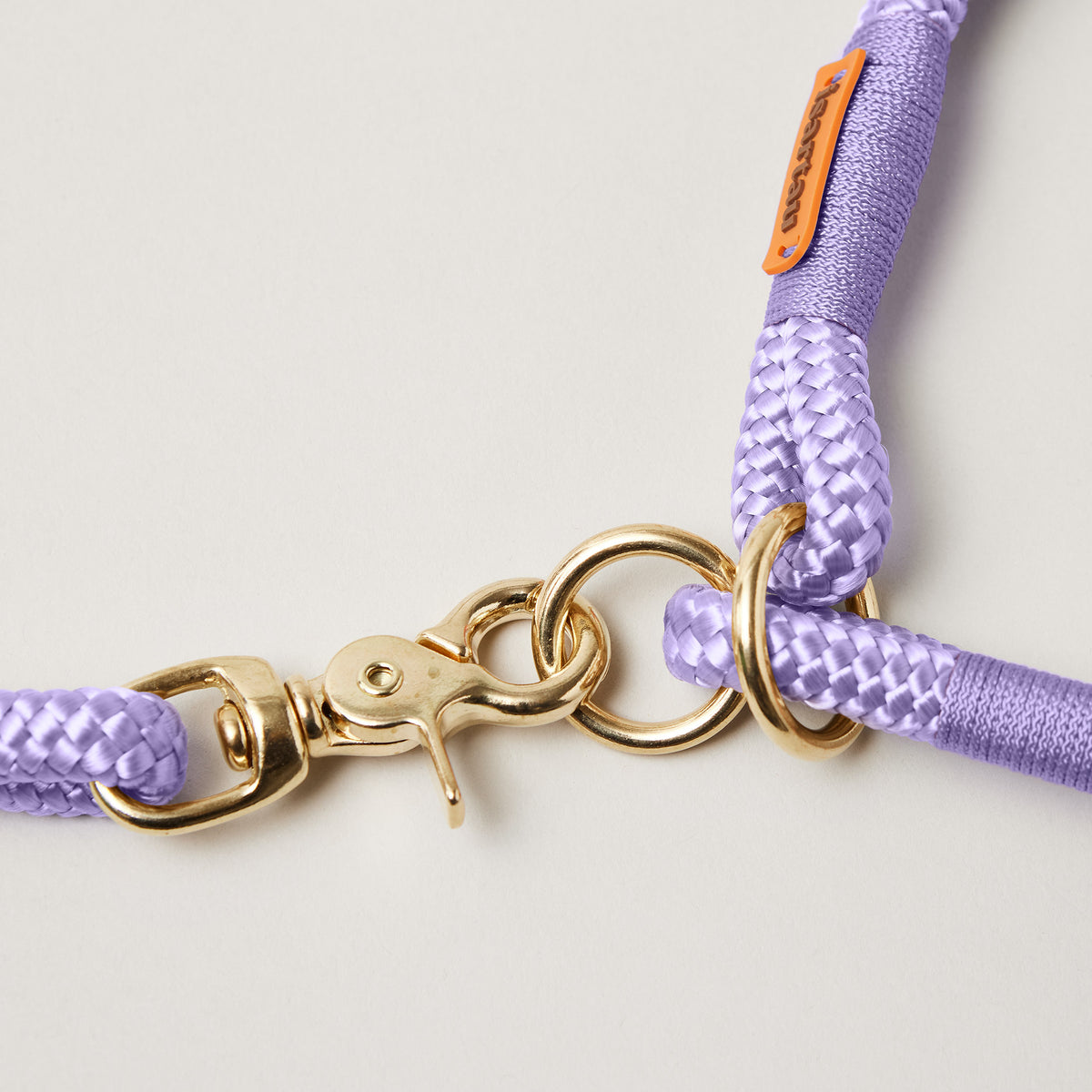 Detail Tauset Very Peri Lavendel mit Messing-Beschlägen, lavendelfarbenes Tau und Takel
