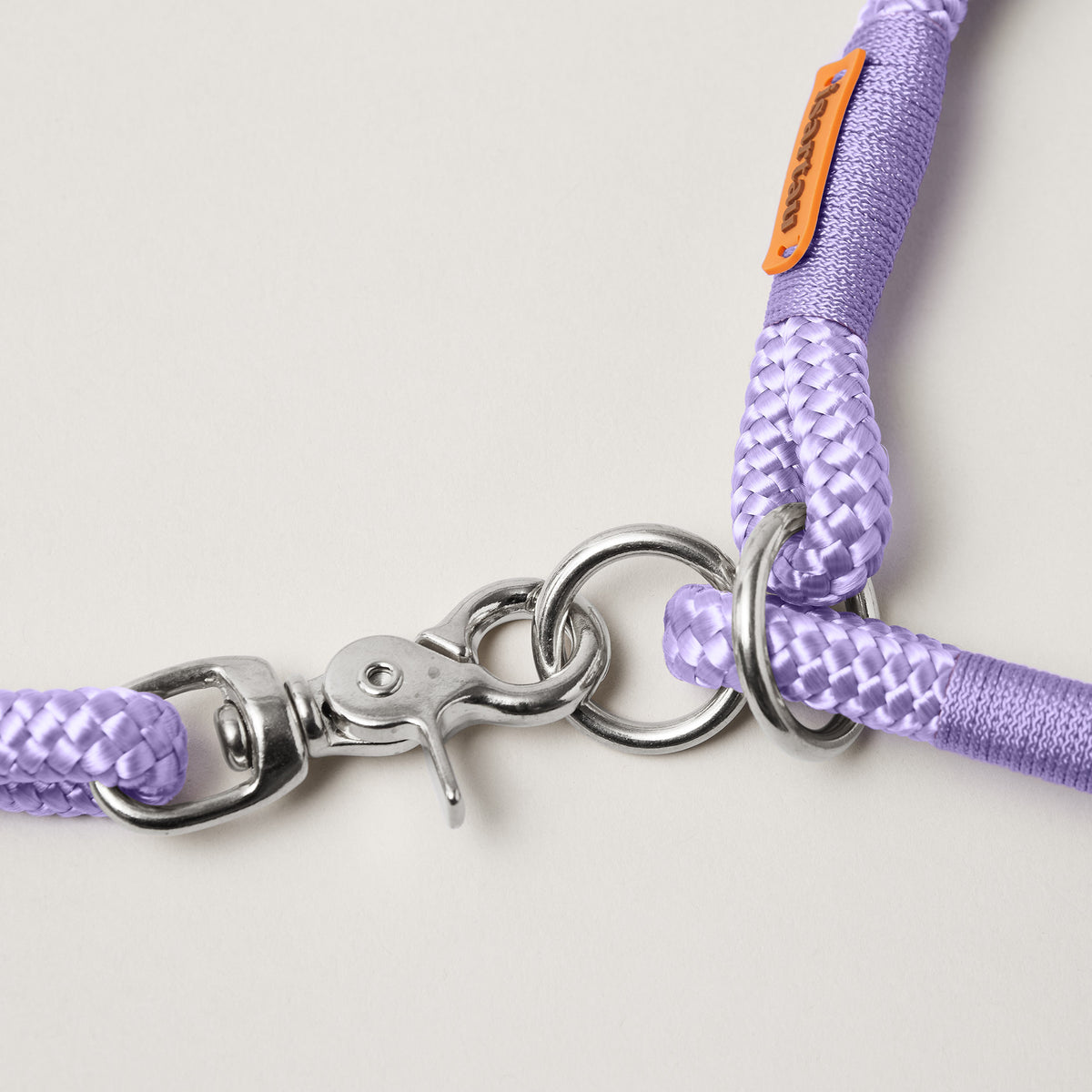Detail Tauset Very Peri Lavendel mit silberfarbenen Beschlägen, lavendelfarbenes Tau und Takel 