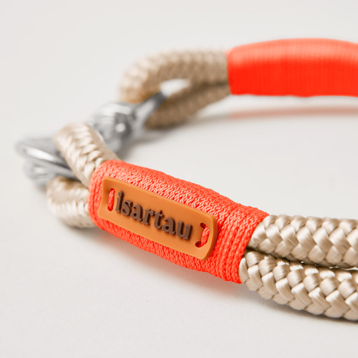 Detail isartau Logo an Tauhalsband Wood Owl Neonorange