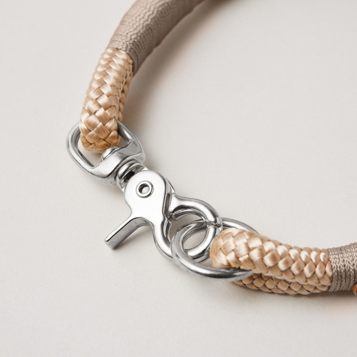 Detail silberfarbener Ring und Karabiner am Modell Feste Halsung Wood Owl Sand, beiges Tau mit sandfarbener Takelung