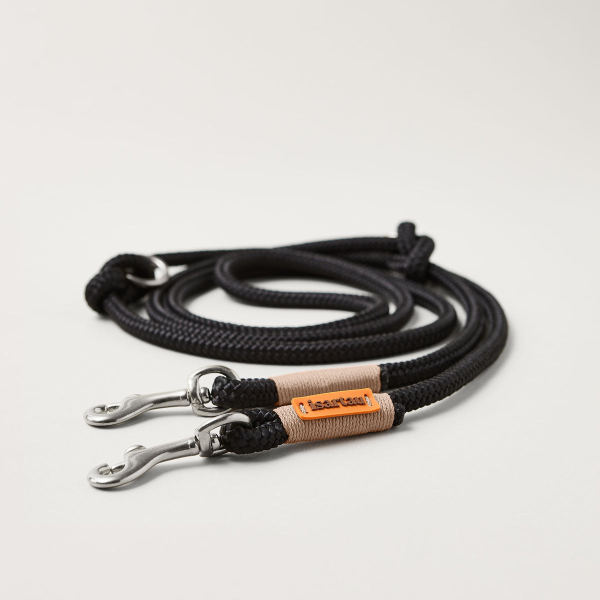 Hundeleine aus Tau Black Mamba Beige 8 mm verstellbar mit leichten kleinen silbernen Karabinern Längenverstellbar über Knoten schwarzes Tau mit beiger Takelung