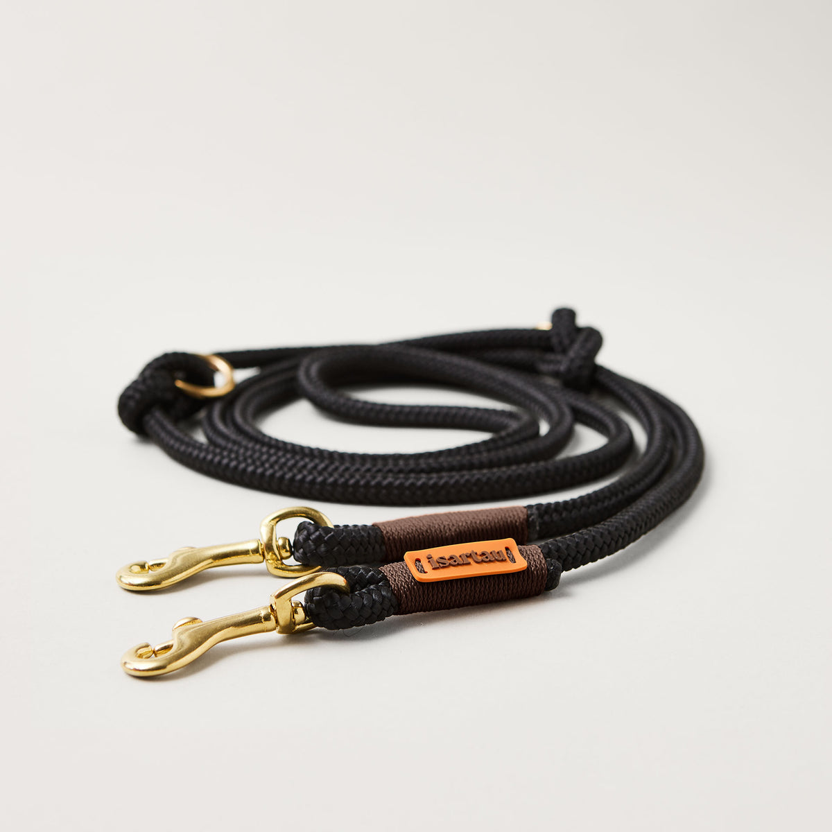 Hundeleine aus Tau Black Mamba Dunkelbraun 8 mm verstellbar mit leichten Messing-Karabinern, schwarzes Tau mit dunkelbrauner Takelung, Längenverstellbar über Knoten