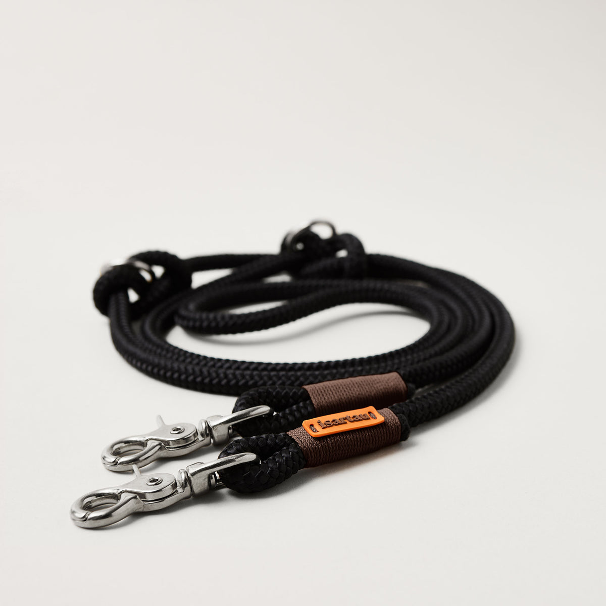 Hundeleine aus Tau Black Mamba Dunkelbraun 10 mm verstellbar mit silberfarbenen Karabinern, schwarzes Tau mit dunkelbrauner Takelung, Längenverstellbar über Knoten