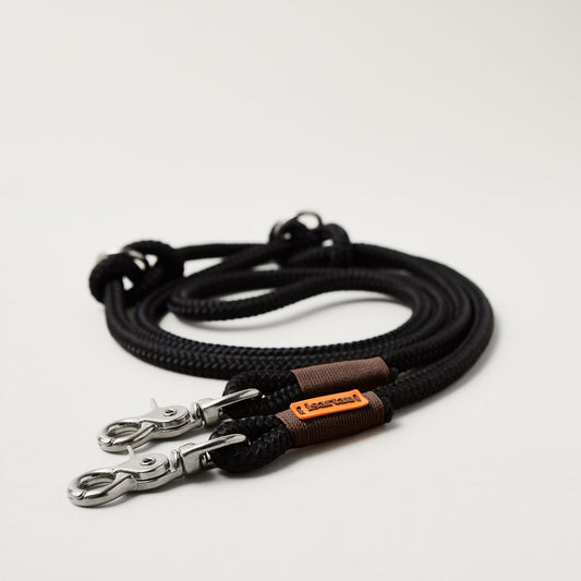 Hundeleine aus Tau Black Mamba Dunkelbraun 10 mm verstellbar mit silberfarbenen Karabinern, schwarzes Tau mit dunkelbrauner Takelung, Längenverstellbar über Knoten