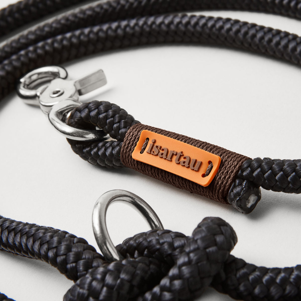 Detail isartau-Logo, feine Gravur auf schwarzem Tau und dunkelbrauner Takelung