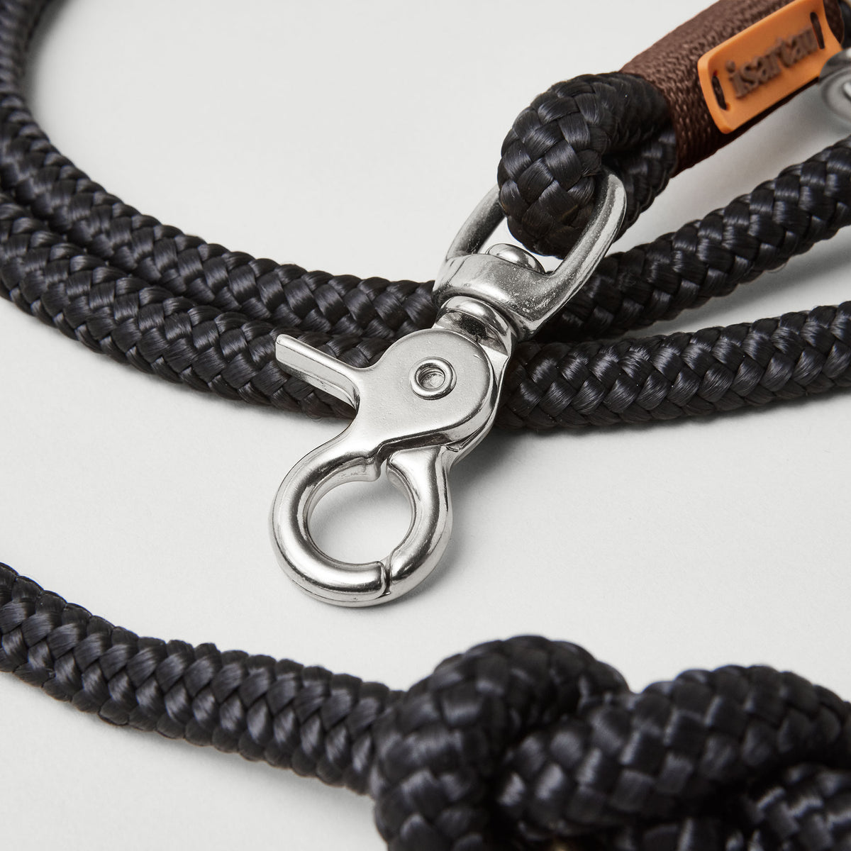 Detail Hundeleine Black Mamba Dunkelbraun, schwarzes Tau mit dunkelbrauner Takelung, Fokus auf silberfarbenem Scherenakrabiner und Tau