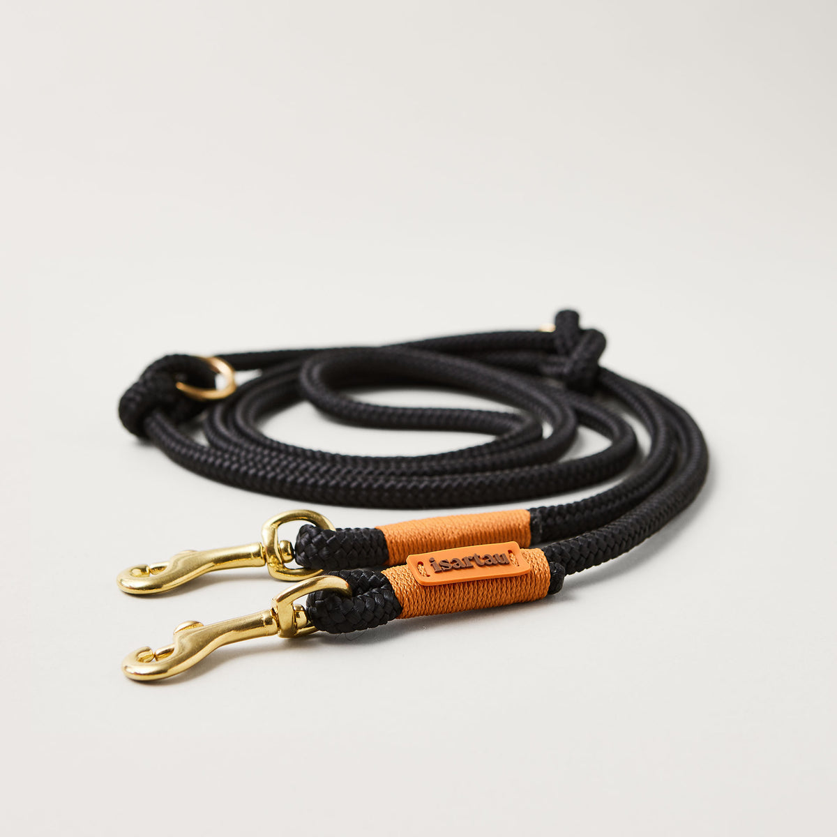 Hundeleine aus Tau Black Mamba Rost Orange 8 mm verstellbar mit leichten Messing-Karabinern, schwarzes Tau mit rost-oranger Takelung, Längenverstellbar über Knoten