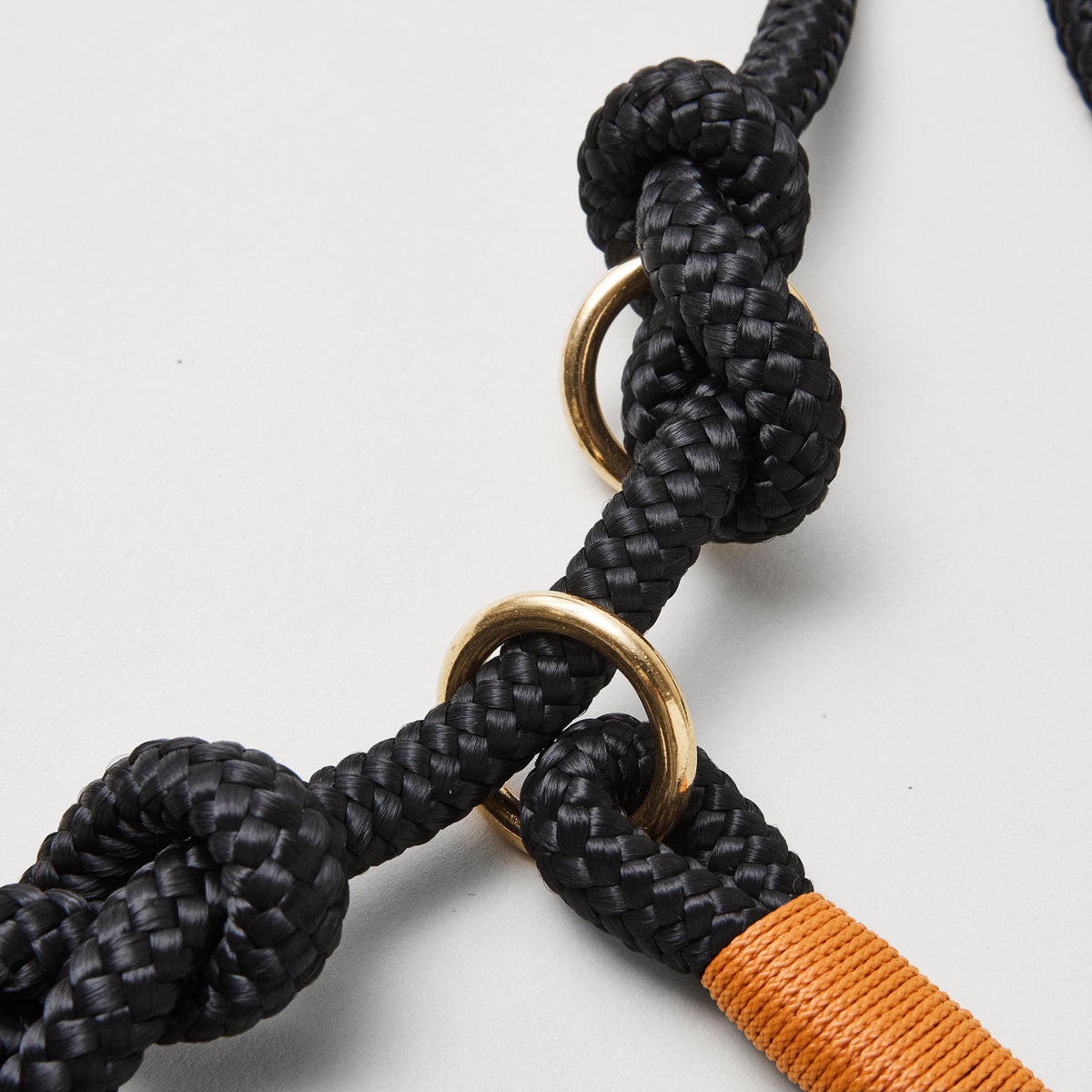 Detail Retrieverleine Black Mamba Rost Orange mit verstellbaren Knoten für Hals- und Kopfumfang, Messing Karabiner, schwarzes Tau mit rost-oranger Takelung