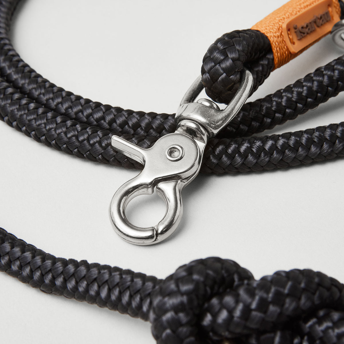 Detail Hundeleine Black Mamba Rost Orange, schwarzes Tau mit rost-oranger Takelung, Fokus auf silbernen Scherenkarabiner und Tau