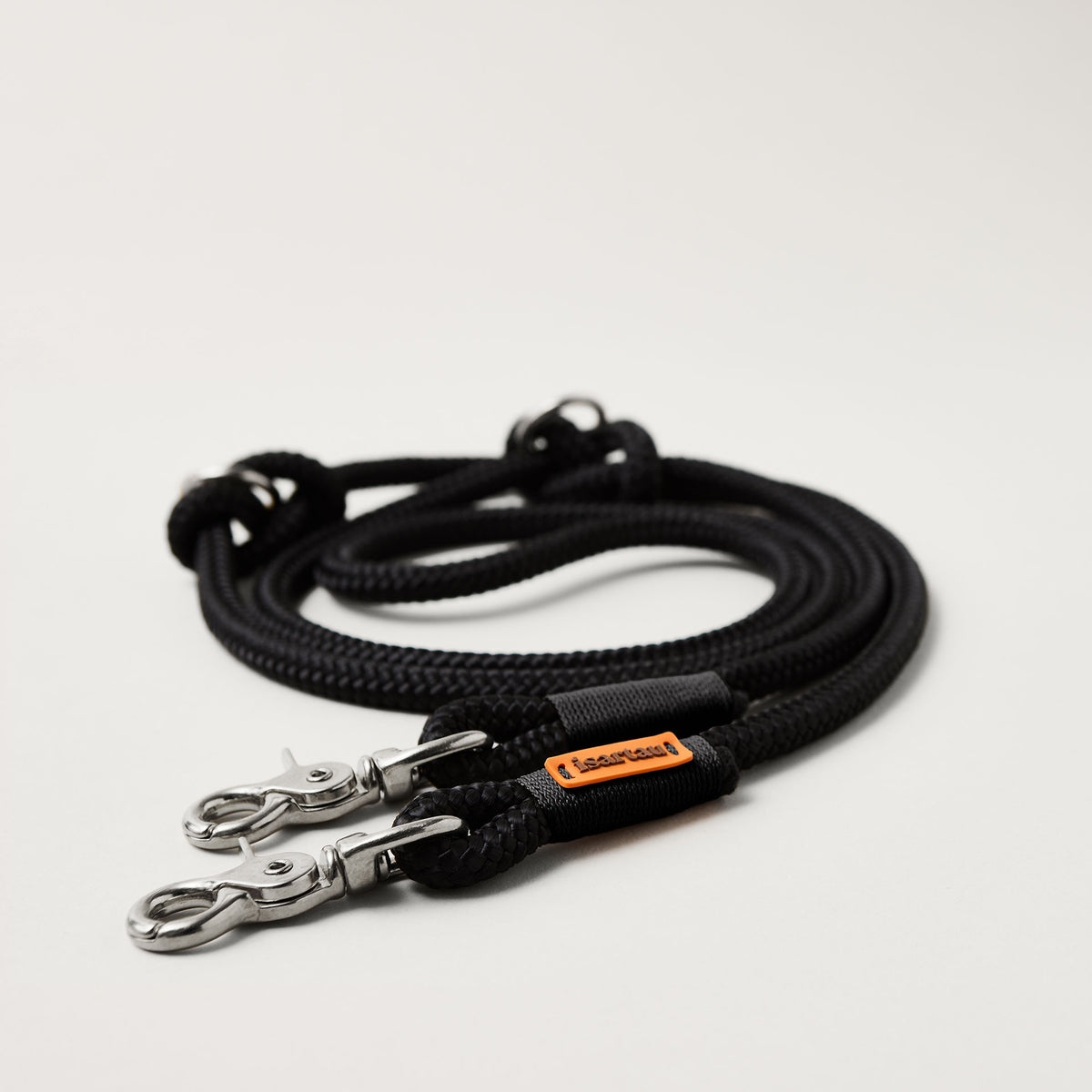 Hundeleine aus Tau Black Mamba Schwarz 10 mm verstellbar mit silberfarbenen Karabinern, schwarzes Tau mit schwarzer Takelung, längenverstellbar über Knoten
