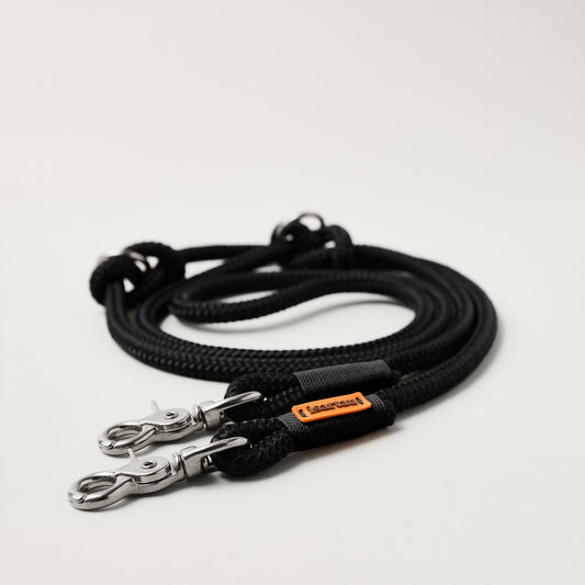 Hundeleine aus Tau Black Mamba Schwarz 10 mm verstellbar mit silberfarbenen Karabinern, schwarzes Tau mit schwarzer Takelung, längenverstellbar über Knoten