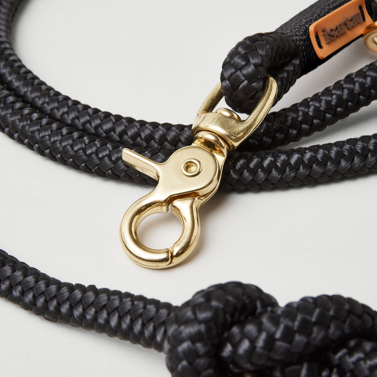 Detail Hundeleine Black Mamba Schwarz, schwarzes Tau mit schwarzer Takelung, Fokus auf goldfarbene Karabiner und Tau