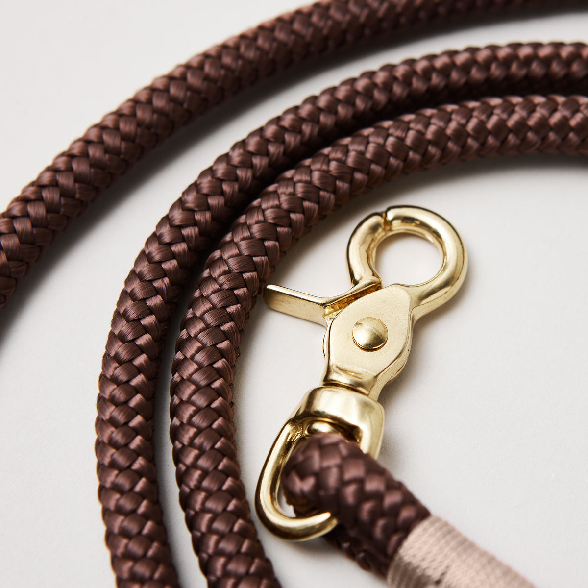 Detail Hundeleine Classy Chestnut Beige, braunes Tau mit beiger Takelung, Fokus auf goldfarbenem Scherenkarabiner und Tau