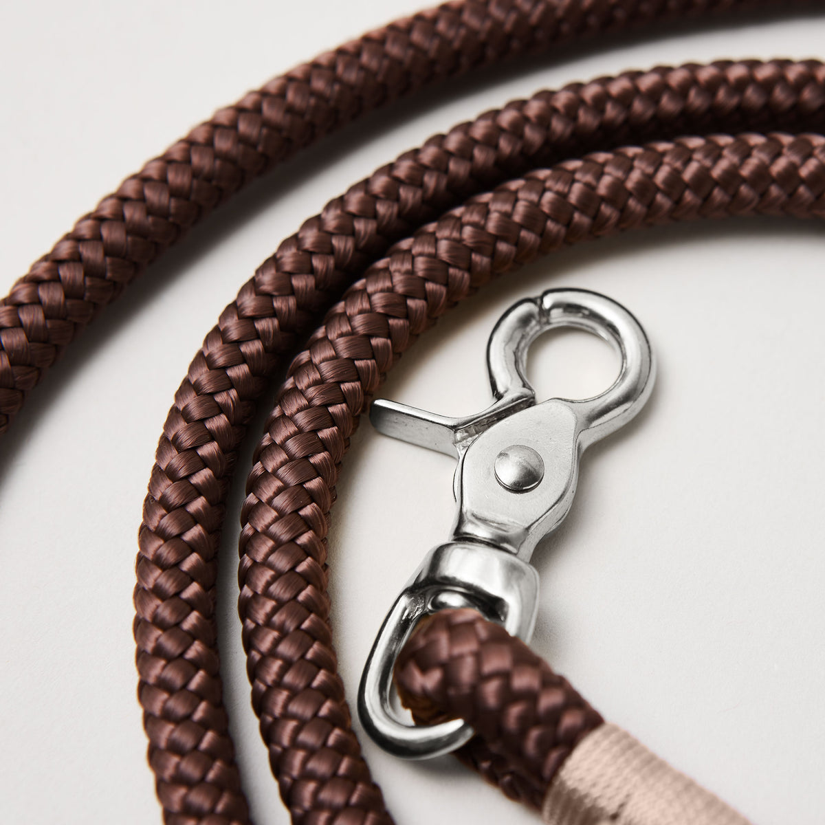 Detail Hundeleine Classy Chestnut Beige, braunes Tau mit beiger Takelung, Fokus auf silberne Scherenkarabiner und Tau