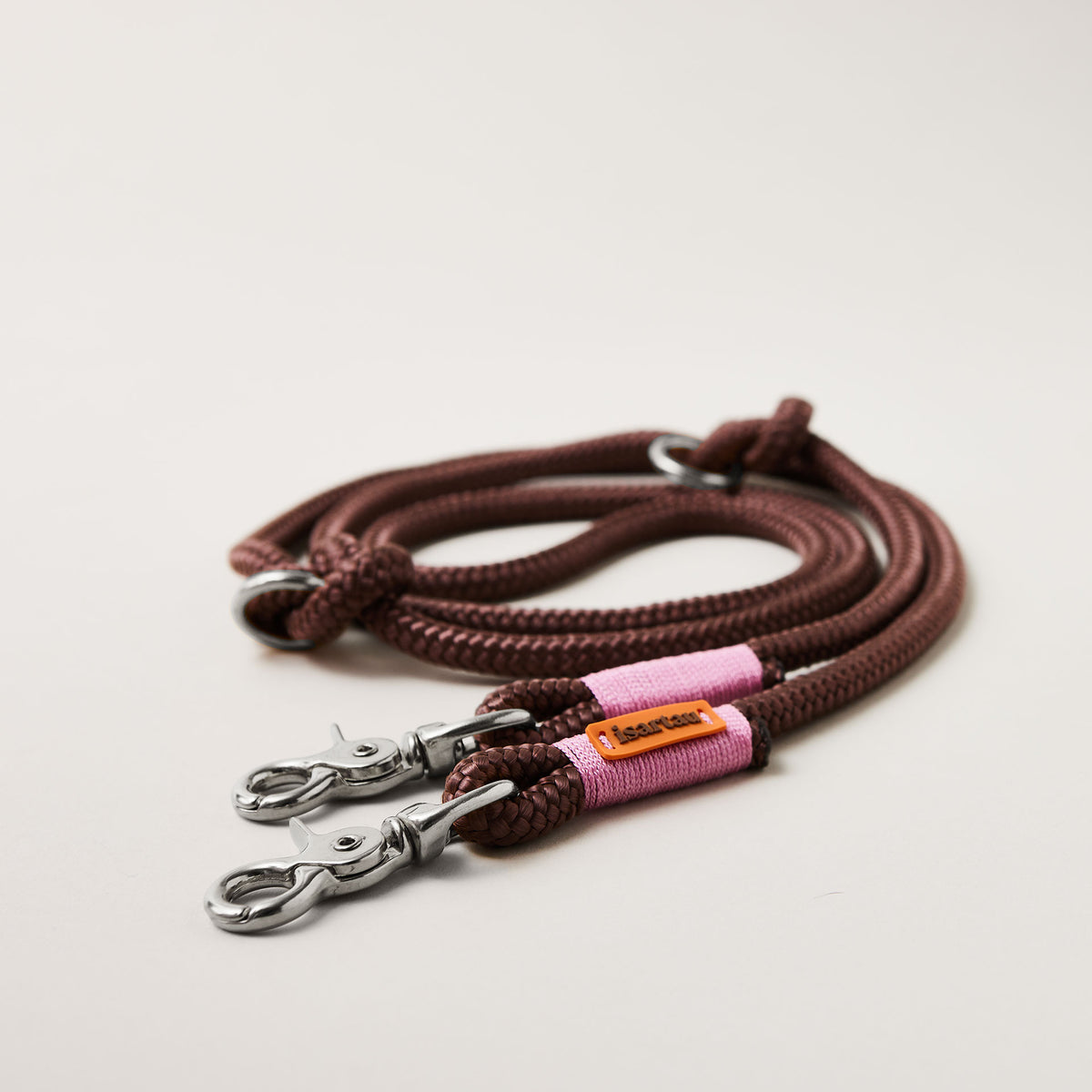 Hundeleine aus Tau Classy Chestnut Rose 10 mm verstellbar mit silberfarbenen Karabinern, braunes Tau mit rosafarbener Takelung, flexibel Längenverstellbar über Knoten