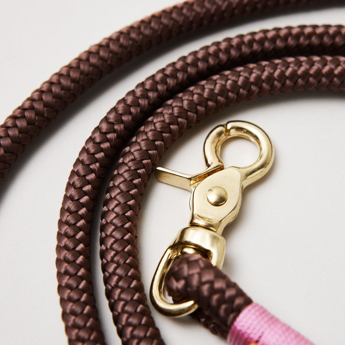 Detail Hundeleine Classy Chestnut Rose, braunes Tau mit rosafarbener Takelung, Fokus auf Messing Scherenkarabiner und Tau