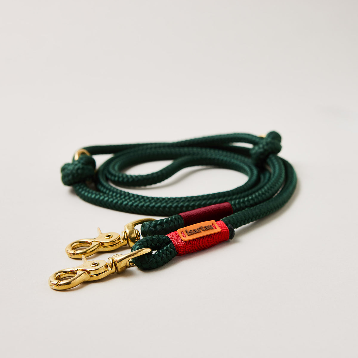 Hundeleine aus Tau Evergreen Rot Burgunder 10 mm verstellbar mit Messing-Karabinern, dunkelgrünes Tau mit roter und weinroter Takelung, Längenverstellbar über Knoten