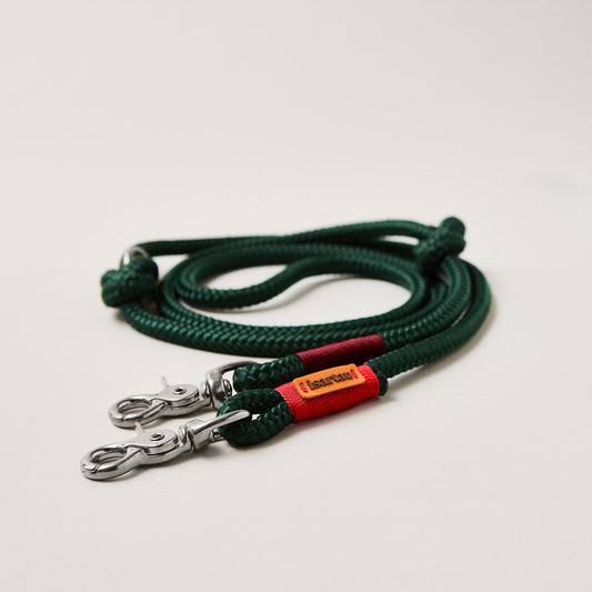 Hundeleine aus Tau Evergreen Rot Burgunder 10 mm verstellbar mit silberfarbenen Karabinern, dunkelgrünes Tau mit roter und burgunderfarbener Takelung, Längenverstellbar über Knoten