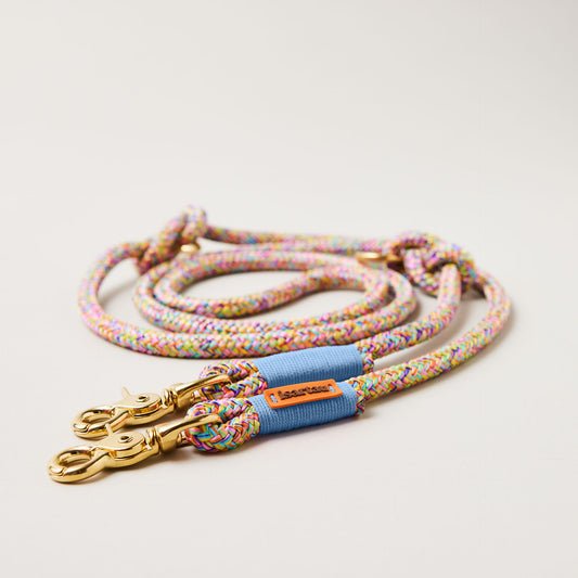 Hundeleine aus Tau Easy Summer Hellblau 10 mm verstellbar mit Messing-Karabinern, buntes Tau mit hellblauer Takelung, flexibel Längenverstellbar über Knoten