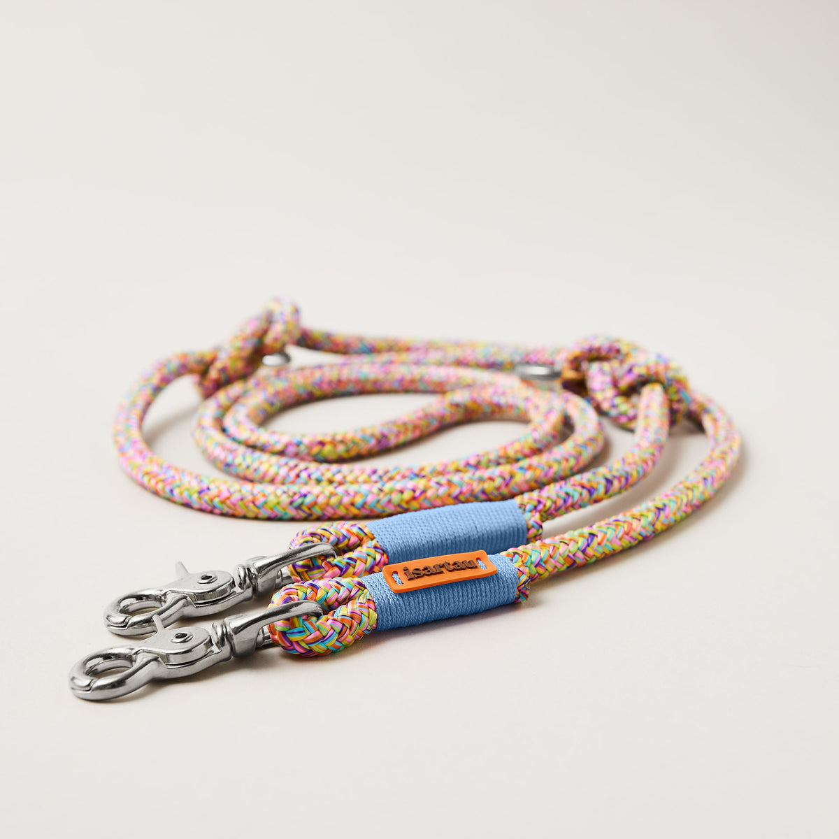 Hundeleine aus Tau Easy Summer Hellblau 10 mm verstellbar mit silbernen Karabinern, buntes Tau mit hellblauer Takelung, flexibel Längenverstellbar über Knoten