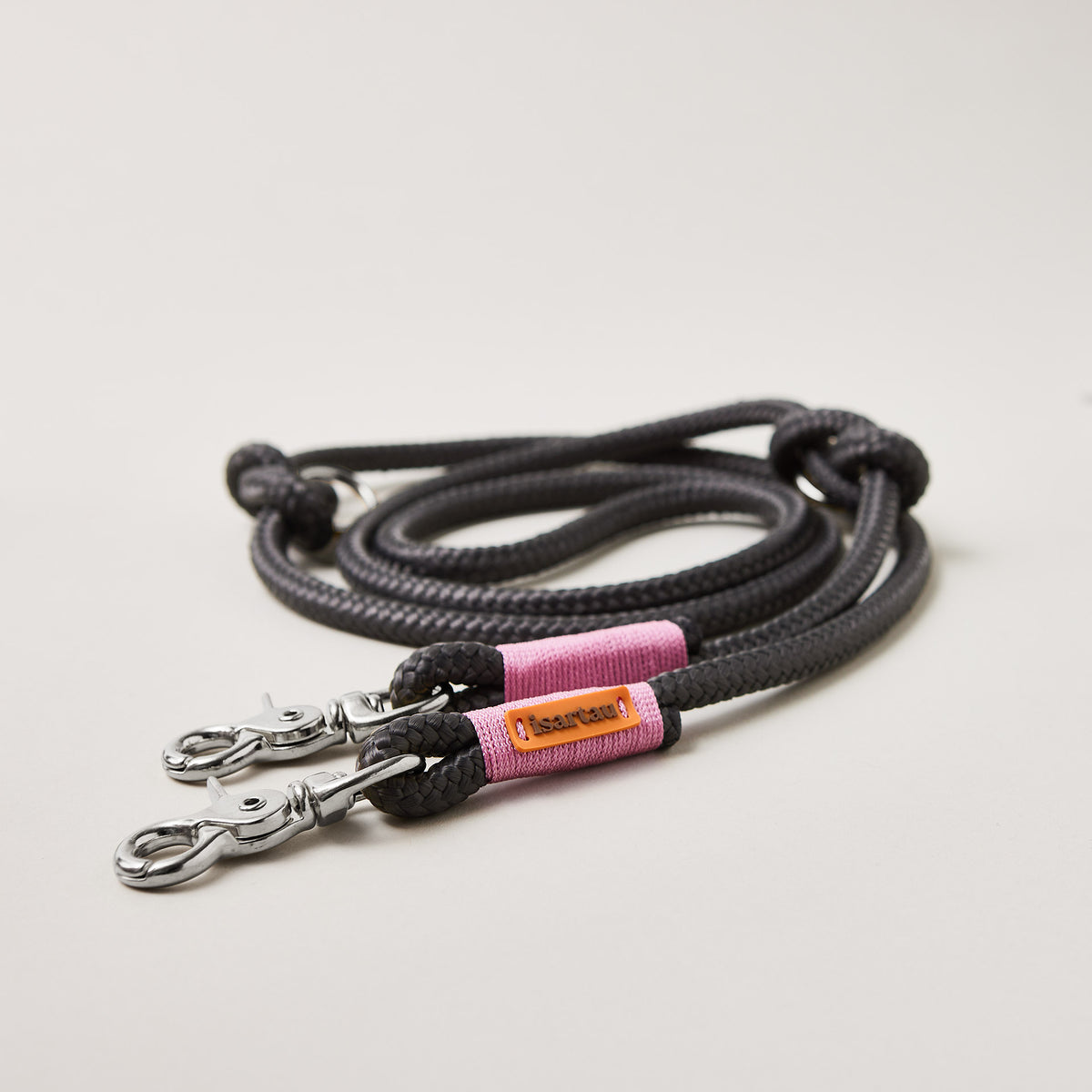 Hundeleine aus Tau Heavens Rock 10 mm verstellbar mit silberfarbenen Karabinern, dunkelgraues Tau mit rosafarbener Takelung, Längenverstellbar über Knoten