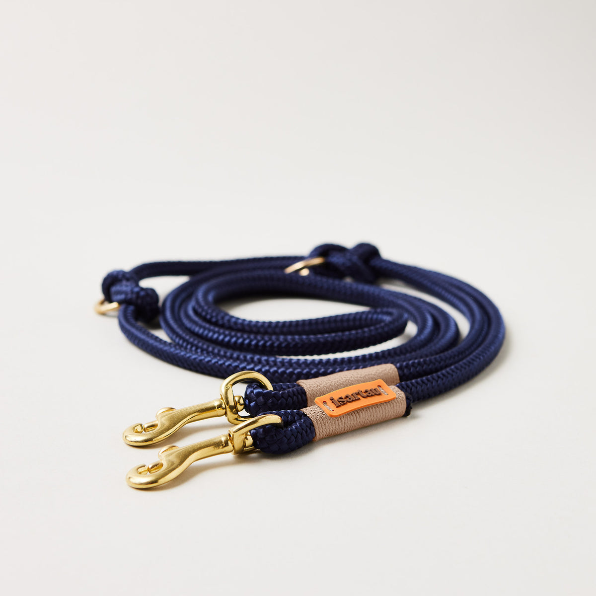 Tauleine Indigo Sea Beige 8 mm verstellbar mit leichten Messing-Karabinern, dunkelblaues Tau mit beiger Takelung, längenverstellbar über Knoten