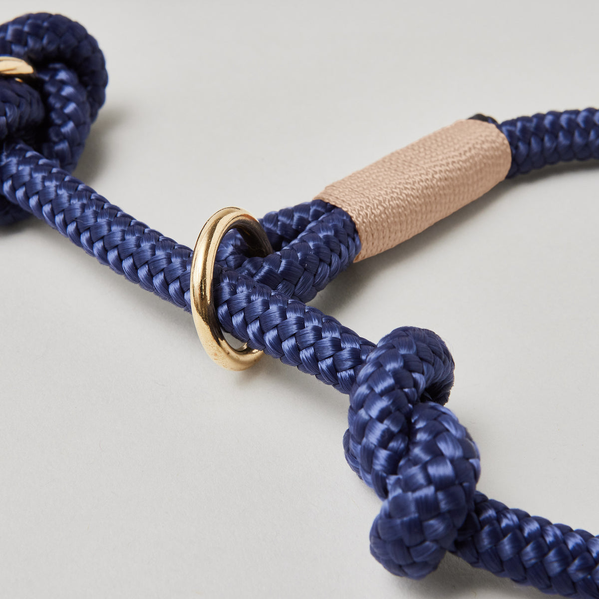 Detail Retrieverleine Indigo Sea Beige mit verstellbaren Knoten für Hals- und Kopfumfang, Messing, dunkelblaues Tau mit beiger Takelung