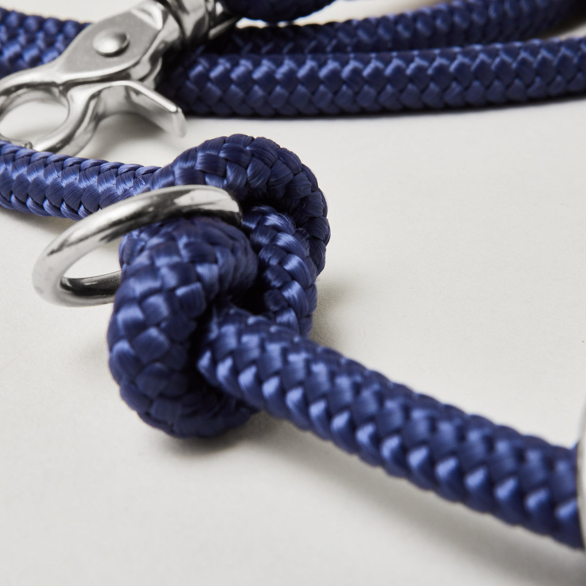 Detailaufnahme blaue Tauleine Indigo Sea Kastanie
