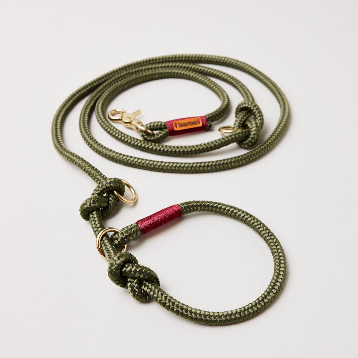Retrieverleine aus Tau Olive Grove Burgunder, Halsung mit integrierter Leine, goldene Messingkarabiner, 2-fach längenverstellbar, erhältlich in 8 und 10 mm