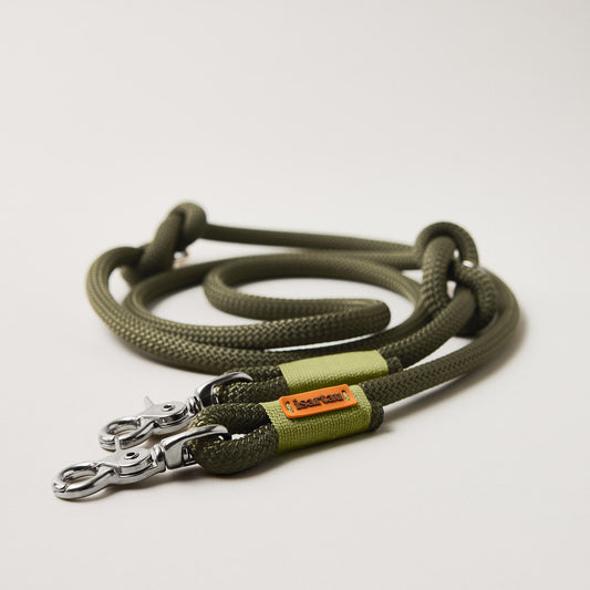 Hundeleine Olive Grove Moos 10 mm verstellbar mit silberfarbenen Scherenkarabinern, olivfarbenes Kletterseil mit moosgrüner Takelung, Längenverstellbar