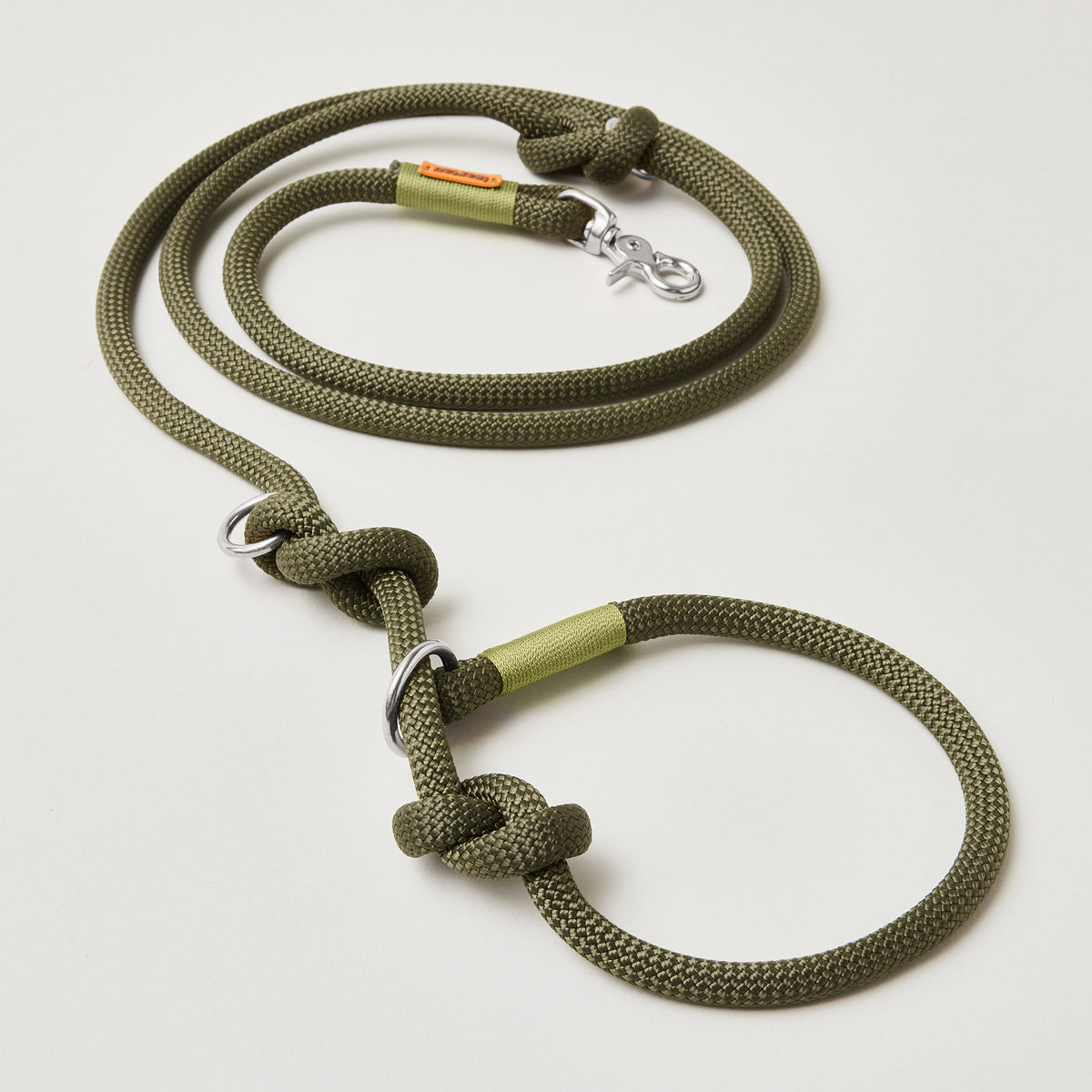 Tau Retrieverleine Olive Grove Moos mit verstellbaren Knoten für Hals- und Kopfumfang, silberne Beschläge, olivfarbenes Kletterseil mit grüner Takelung