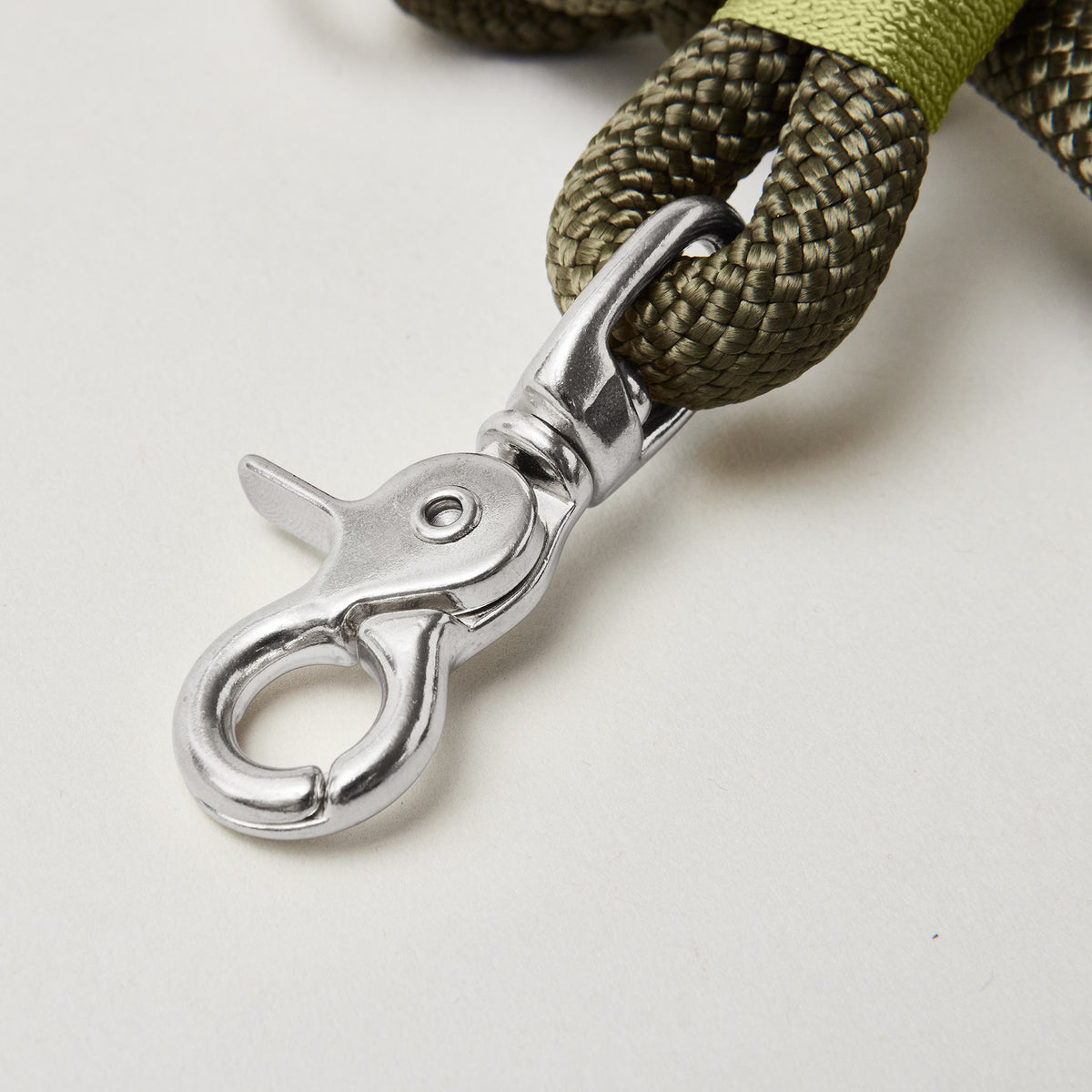 silberner Scherenkarabiner an Tauleine Olive Grove Moos
