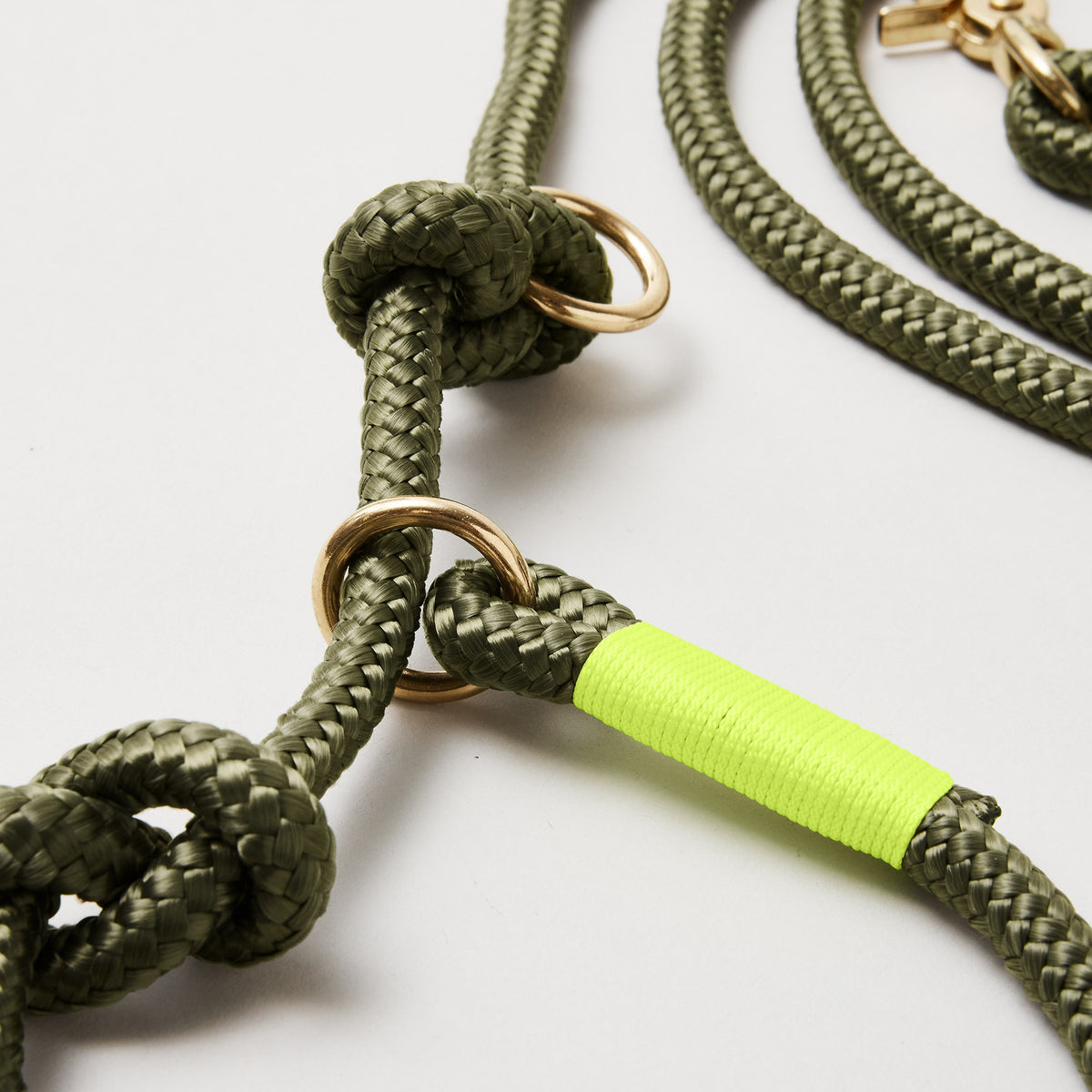 Detail Retrieverleine Olive Grove Neongelb mit verstellbaren Knoten für Hals- und Kopfumfang, Messing-Karabiner, olivfarbenes Softtau mit neongelber Takelung